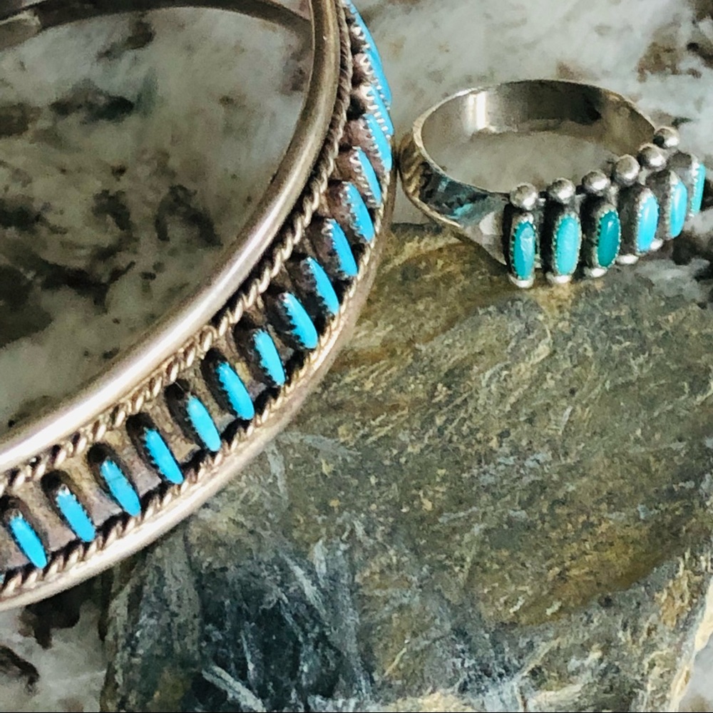 VTG ZUNI NEEDLEPOINT TURQUOISE NECKLACE, CUFF, RING, BROOCH/PENDANT & EARRINGS - Picture 10 of 17